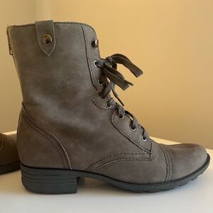 Cobb hill boots, back zipper closure and ties on front. Comfy, low profile.